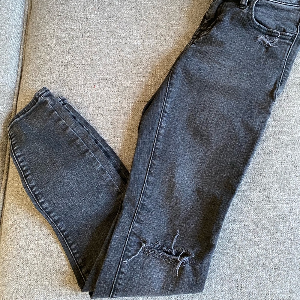 ‼️CLEARANCE‼️ Lightly Distressed Skinny Jeans